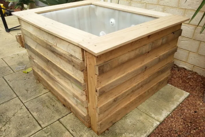 DIY Pallet Hot Tub