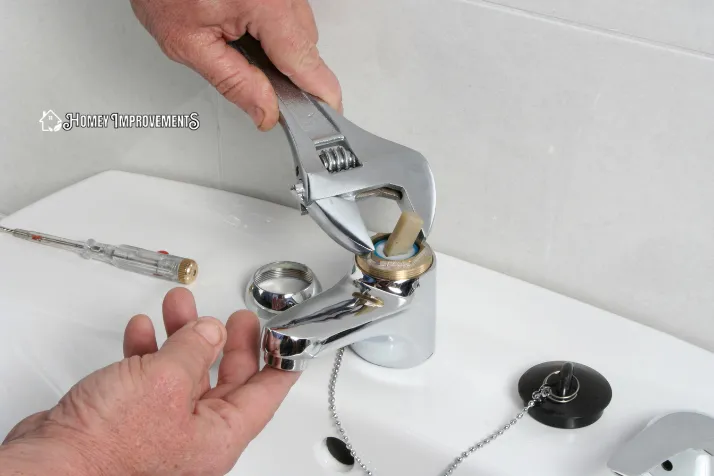 Unscrew the Old Nipple of bathtub faucet